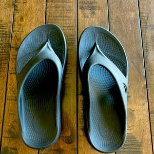 Oofos recovery shoes size 9